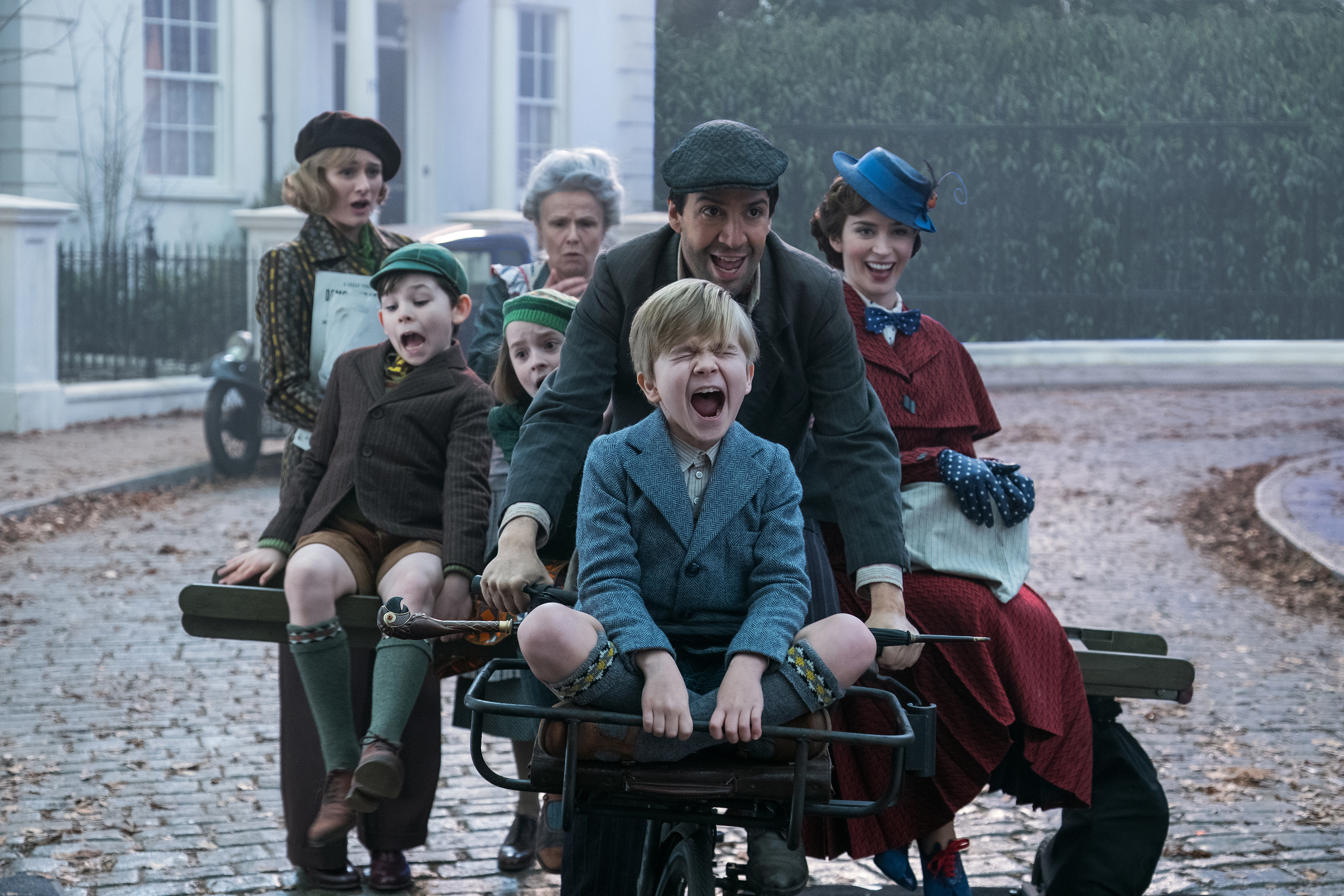 Mary Poppins, Mary Poppins Returns, Emily Blunt, Lin Manuel Miranda, Marry Poppins Returns is the perfect family holiday movie, Disney